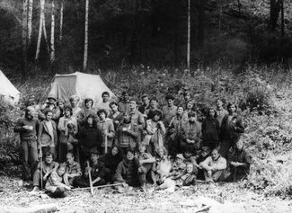 Кэт Бильбо (крайняя справа) в лагерь «Дошелец». 1990 год