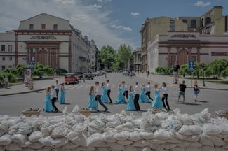 Выпускники танцуют вальс перед Одесским театром оперы и балета. Свой танец они снимают на камеру, чтобы позже смонтировать видеоролик и рассказать, чего лишаются подростки из-за войны. 15 июня 2022 года