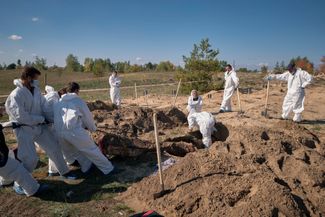 Криминалисты работают на раскопках захоронения