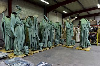 Статуи из собора Парижской Богоматери в реставрационной мастерской
