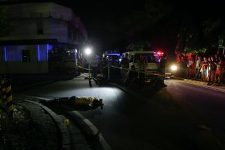 Тело убитого Марсело Сальвадора, которого полиция подозревала в употреблении наркотиков, лежит на обочине дороги в Лас-Пиньяс, южном пригороде столицы Филиппин. Манила, 5 сентября 2016 года