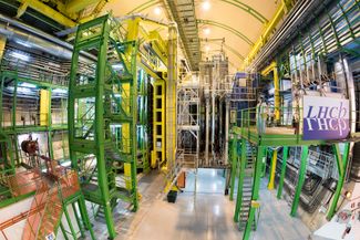 Помещение эксперимента LHCb во Французских Альпах. На детекторах LHCb Большого Адронного Коллайдера ищут расхождения со Стандартной моделью