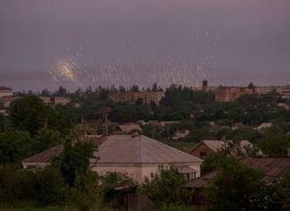 Взрывы зажигательных боеприпасов во время обстрела города Марьинка Донецкой области российскими войсками