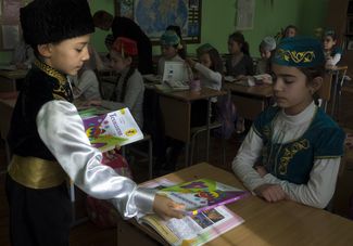 Крымско-татарские школьники во время урока