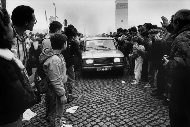 «Жигули» въезжают из Восточного Берлина в Западный Inge Morath / Magnum Photos / East News