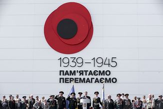 Петр Порошенко на торжествах у монумента «Родина-мать» по случаю 70-й годовщины Победы над нацизмом, 9 мая 2015 года