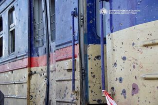 В Днепре 29 октября под удар <a href="https://meduza.io/news/2026/10/29/vokzal-v-dnepre-popal-pod-udar-bespilotnika-rossii-pogibli-13-chelovek" rel="noopener noreferrer" target="_blank">попал</a> железнодорожный вокзал. На фото — поврежденный поезд. В результате <a href="https://t.me/dnipropetrovskaODA/32953" rel="noopener noreferrer" target="_blank">погибли</a> 15 человек, 11 раненых <a href="https://t.me/dnipropetrovskaODA/32954" rel="noopener noreferrer" target="_blank">находятся</a> в больнице