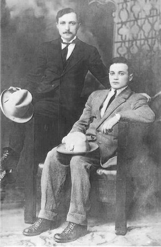 Sitting in the armchair is David Abramovich Parmut, Gregory’s great-grandfather. Next to him is his brother Samuil Abramovich Parmut. USA, 1911.