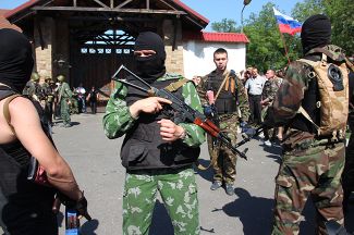 Бойцы ДНР у донецкой резиденции «Люкс» Рината Ахметова, 5 мая 2014 года
