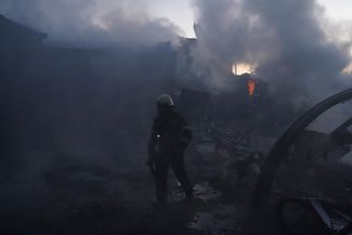 Пожарные в Харькове тушат загоревшийся после атаки беспилотников дом, 4 мая 2024 года