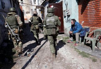 Военнослужащие пророссийских войск проводят обыск дома в Мариуполе