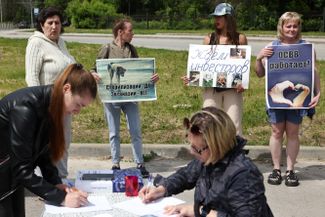 Участники акции против поправок в законодательство, которые должны узаконить усыпление бездомных животных, у Центрального парка культуры и отдыха в Рязани. 28 мая 2023 года