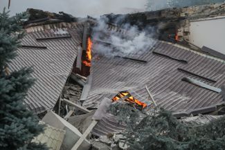 Здание в Степанакерте, загоревшееся после артиллерийского обстрела. 4 октября 2020 года
