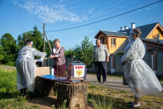 Передвижной избирательный участок в деревне Турово. 25 июня 2020 года