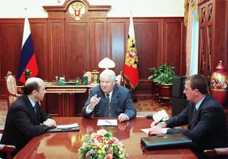 From left to right: Foreign Affairs Minister Igor Ivanov, Russian President Boris Yeltsin, Deputy Chief of Staff Sergey Prikhodko, meeting at the Kremlin, August 23, 1999