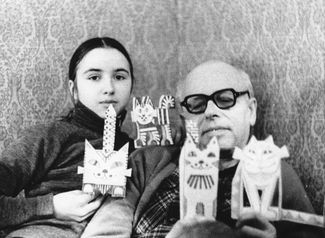 Sakharov and his granddaughter Marina. Gorky, 1981.
