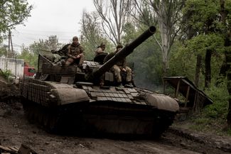 Военнослужащие 59-й отдельной мотопехотной бригады на танке Т-80