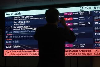 Информационные табло на вокзале Аточа в Мадриде сообщает об отмене поездов из-за аварии