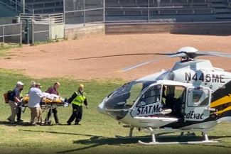 Салмана Рушди несут на носилках к вертолету после нападения в Чаутокве. 12 августа 2022 года