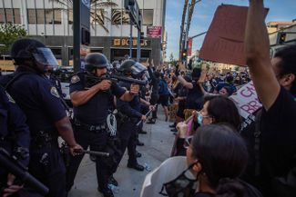 Полицейские блокируют демонстрантов в Лонг-Бич (штат Калифорния), 31 мая 2020 года