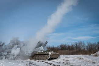 Украинская зенитная машина обстреливает цель на линии фронта под Бахмутом