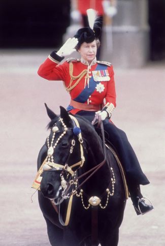 Елизавета II, как и ее предшественники на престоле, отмечала день рождения два раза в год. В Великобритании есть официальный день рождения британского монарха — с 1959 года он празднуется во вторую субботу июня. На фото, сделанном в 1983 году, Елизавета II приветствует участников парада Trooping the Colour, который проводят в честь ее официального дня рождения