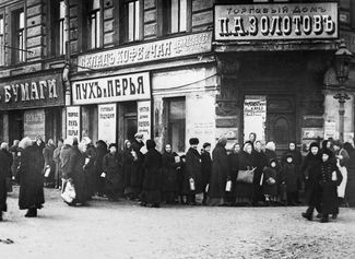 Жители Петрограда стоят в очереди у продовольственного магазина. 28 февраля 1917 года