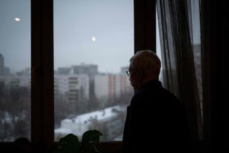 Олег Орлов в своей квартире в Москве во время интервью AFP. 12 февраля 2024 года