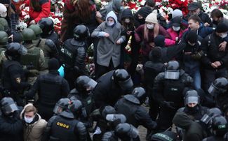 Belarusian riot police detain protesters during an anti-Lukashenko rally in Minsk. November 15, 2020.
