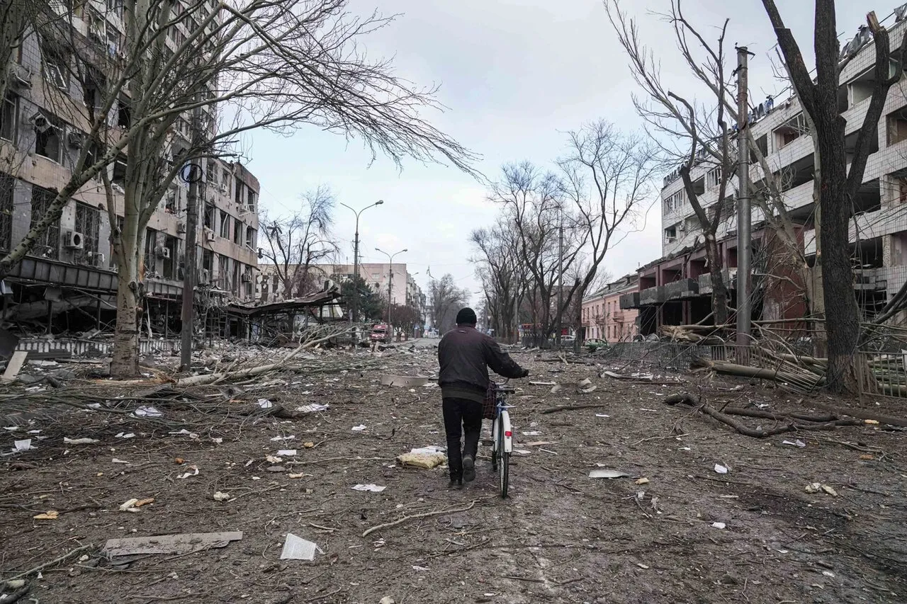 Нам повезло — в наш дом попало всего два минометных снаряда» Мариуполь —  один из самых пострадавших городов Украины. Вот одна история о том, как  люди пытаются из него выбраться — Meduza