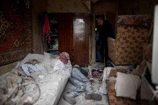 Погибший житель Харькова в своей квартире, разрушенной артиллерийскими атаками <br>