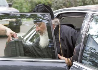 Председатель отдела внешних церковных связей Московского патриархата Кирилл перед началом встречи с журналистами, 22 августа 2006 года