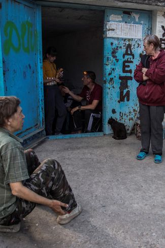 Жители Лисичанска, за который сейчас идут активные бои, собрались у входа в убежище