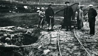 Заключенные роют глину для кирпичного завода. Соловецкий лагерь, 1925 год