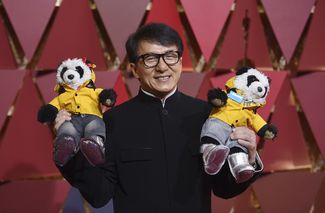Джеки Чан появился на церемонии с двумя игрушечными пандами