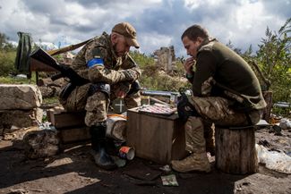 Служащие ВСУ играют в шашки на позиции у линии фронта в Харьковской области