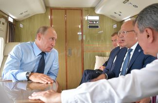 Владимир Путин, бывший полпред президента в Сибирском федеральном округе Сергей Меняйло (покинул должность в 2021 году) и Михаил Федяев (слева направо). 2018 год