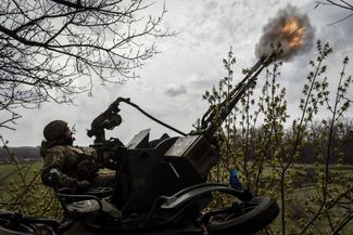 Украинский военный ведет огонь на позиции