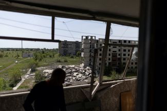 Житель Краматорска в своей квартире, разрушенной в результате ракетного удара по соседнему заброшенному зданию