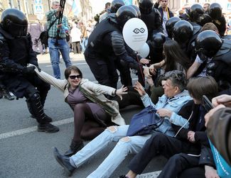 Opposition activists are arrested in St. Petersburg. May 1, 2019