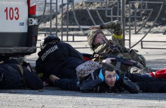 Люди во время воздушной сирены в Киеве
