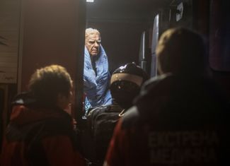Раненый житель Харькова в машине скорой помощи