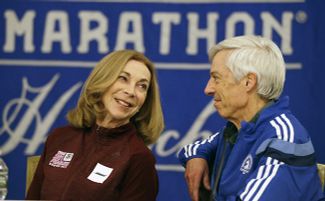 Катрин Швитцер и Бен Бич — бегун, участвующий в Бостонском марафоне 50-й раз подряд. 13 апреля 2017 года