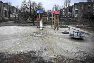 Воронка от взрыва на детской площадке в Часовом Яре