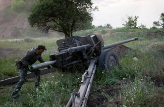Военнослужащий самопровозглашенной ЛНР во время стрельбы по отступающей из Тошковки колонне техники ВСУ