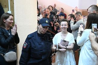 Женю Беркович конвоируют в СИЗО после решения Хамовнического суда о продлении ареста обвиняемых по «театральному делу», 30 июня 2023 года