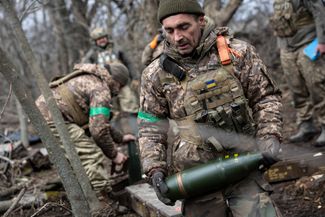 Артиллеристы готовятся к стрельбе по российским позициям