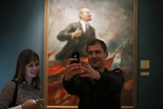 Посетители у картины «В.И. Ленин на трибуне» на открытии выставки Александра Герасимова