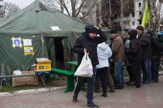 Жители Бородянки в очереди за гуманитарной помощью