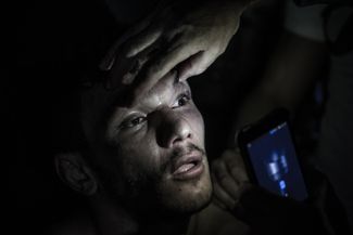 Врачи оказывают помощь бойцу Рустему Жирикову после нокаута на турнире «Битва за Кубань»